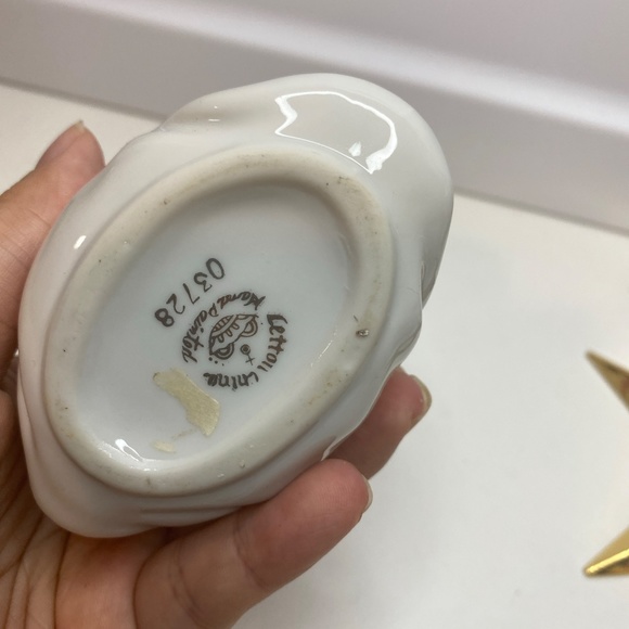 Vintage Lefton Hand Painted Christmas Holly Vases 03728 Bag Shaped 4 Inch Tall - Picture 7 of 9